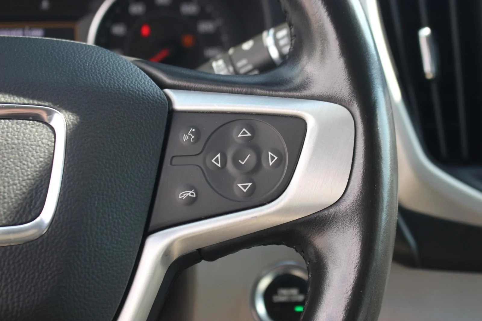 Used 2022 White Frost Tricoat GMC SLT image 21