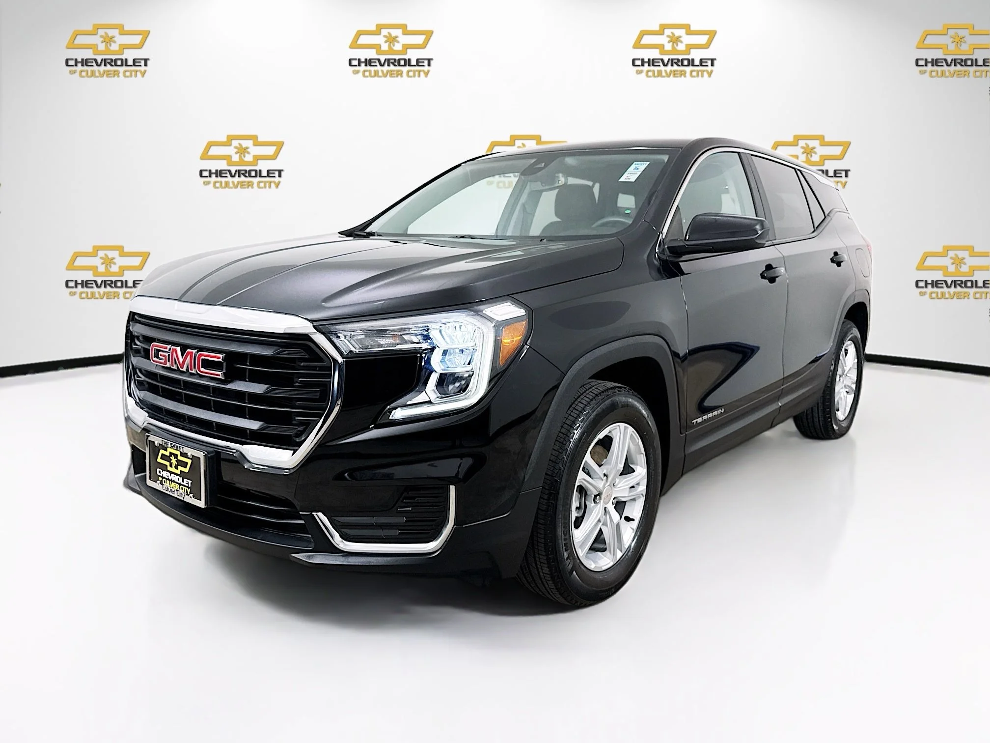 Used 2023 Ebony Twilight Metallic GMC SLE image 3