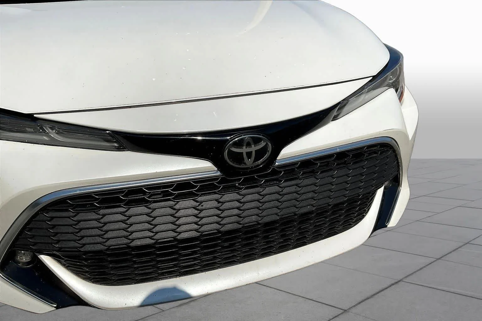 Used 2021 Wind Chill Pearl Toyota XSE image 29
