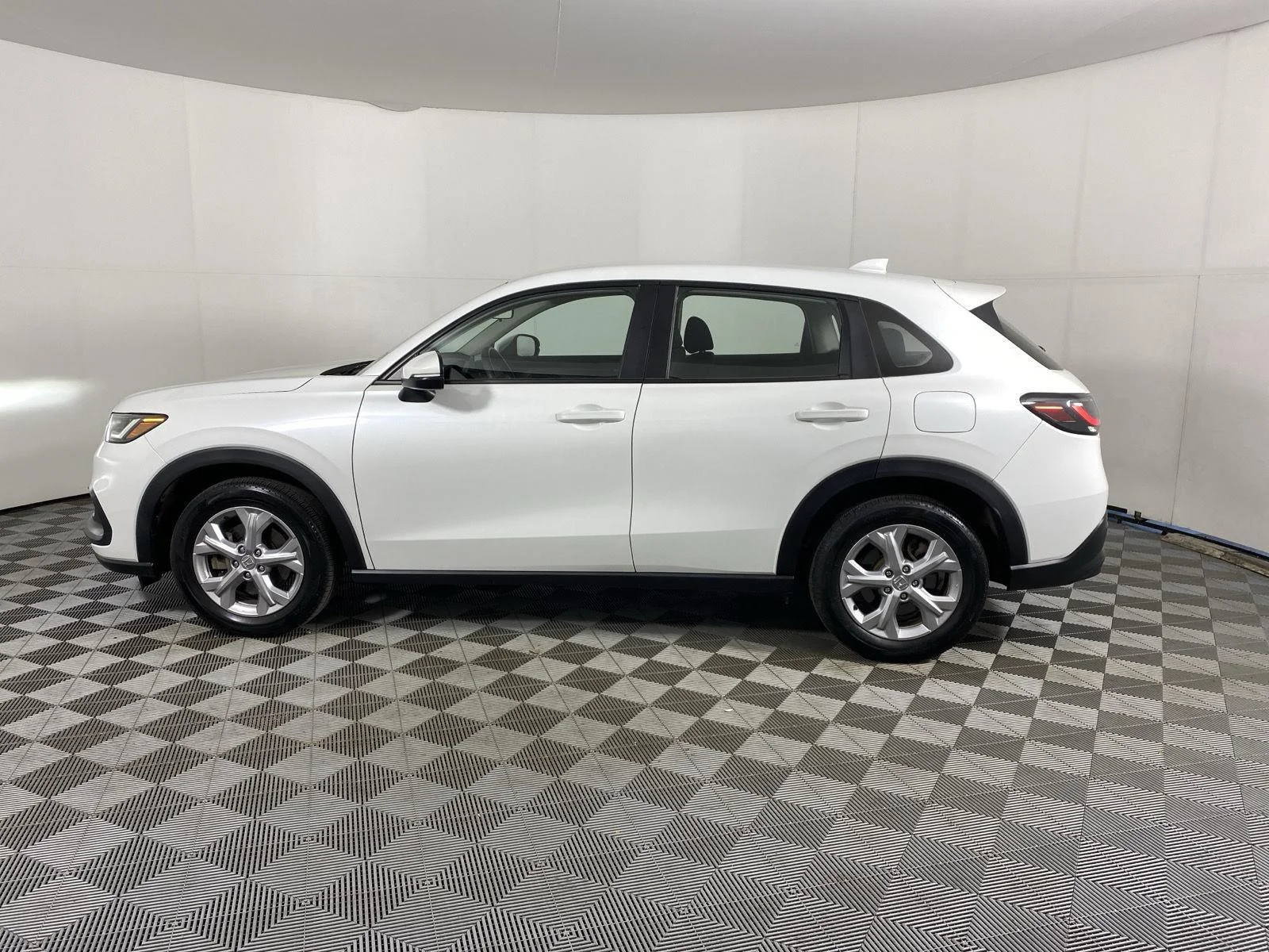 Used 2023 Platinum White Pearl Honda LX image 4