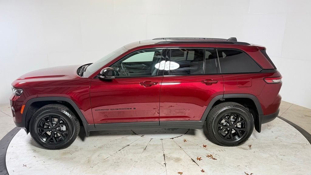 New 2025 Velvet Red Pearl-Coat Exterior Paint Jeep Altitude X image 5