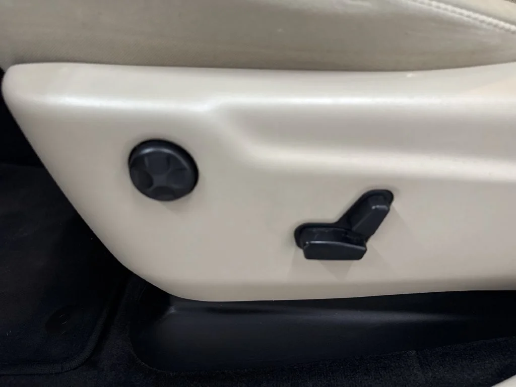 Used 2018 Velvet Jeep Limited image 13