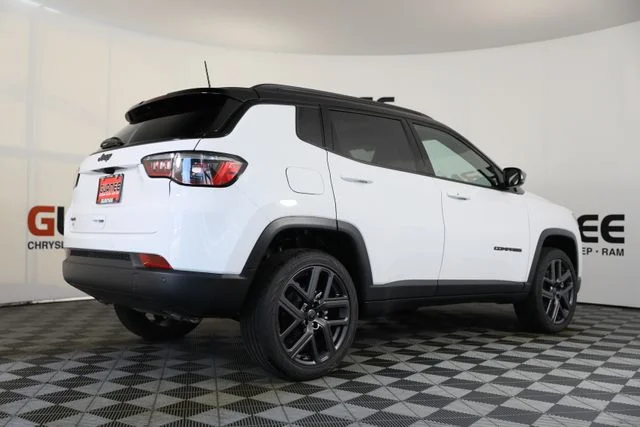 New 2026 Bright White Clear-Coat Exterior Paint Jeep Limited image 26