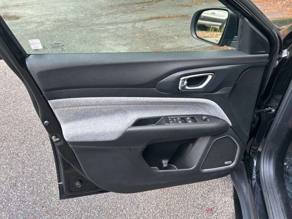 Used 2022 Black Jeep Latitude Lux image 16
