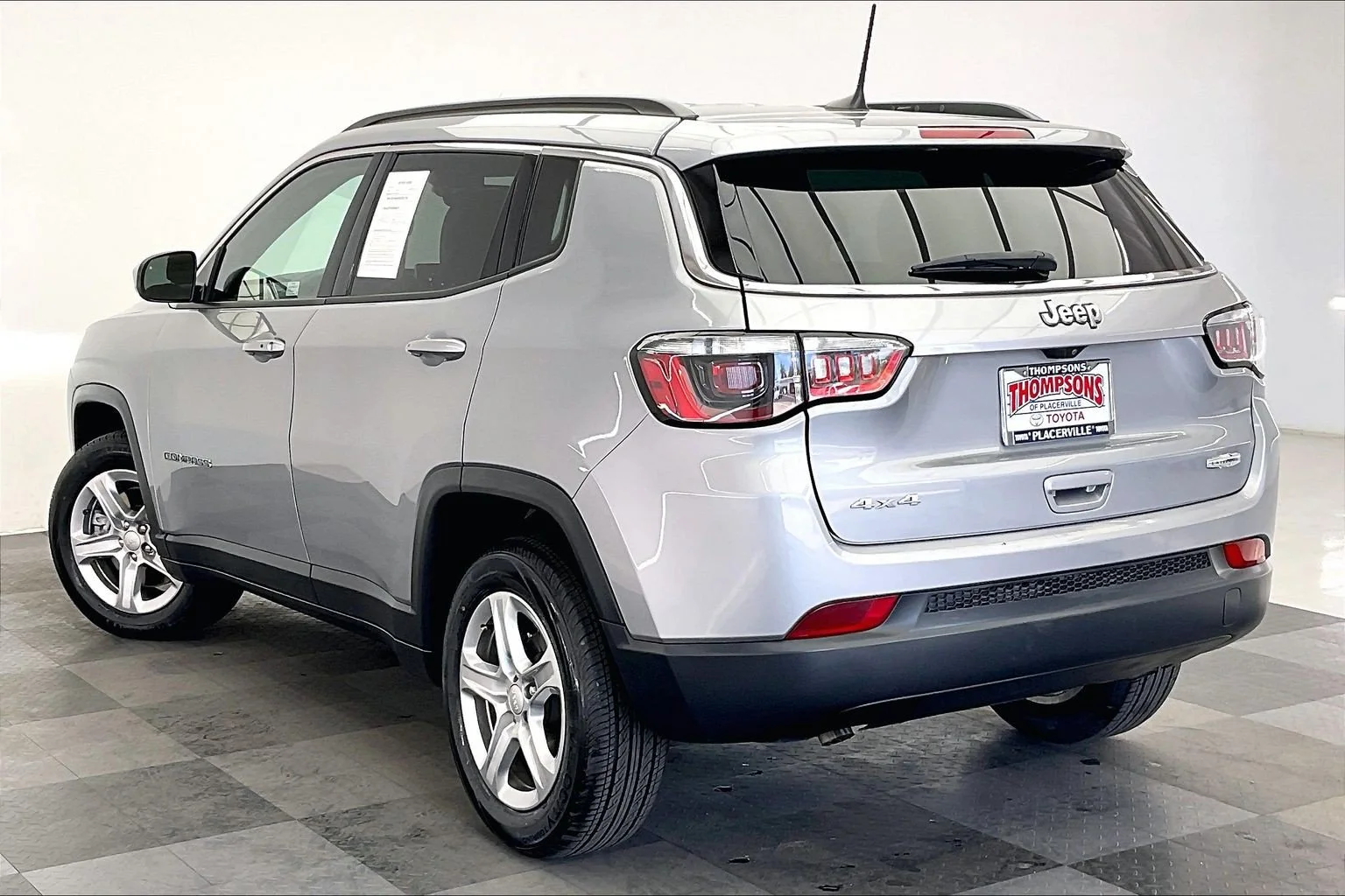 Used 2024 Silver Zynith Metallic Clearcoat Jeep Latitude image 10