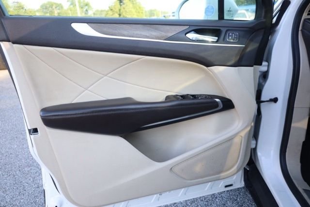 Used 2019 White Platinum Clearcoat Metallic Lincoln Reserve image 21