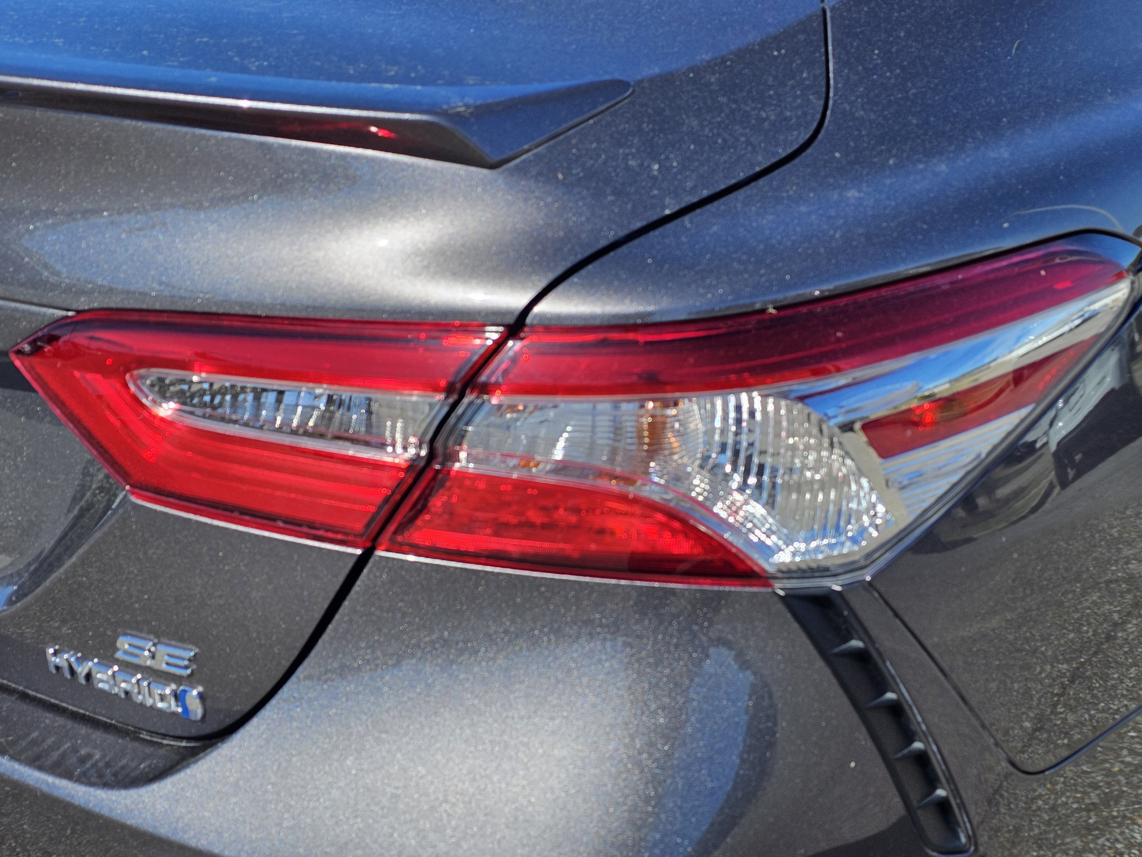 2020 Toyota Camry SE - Photo 9