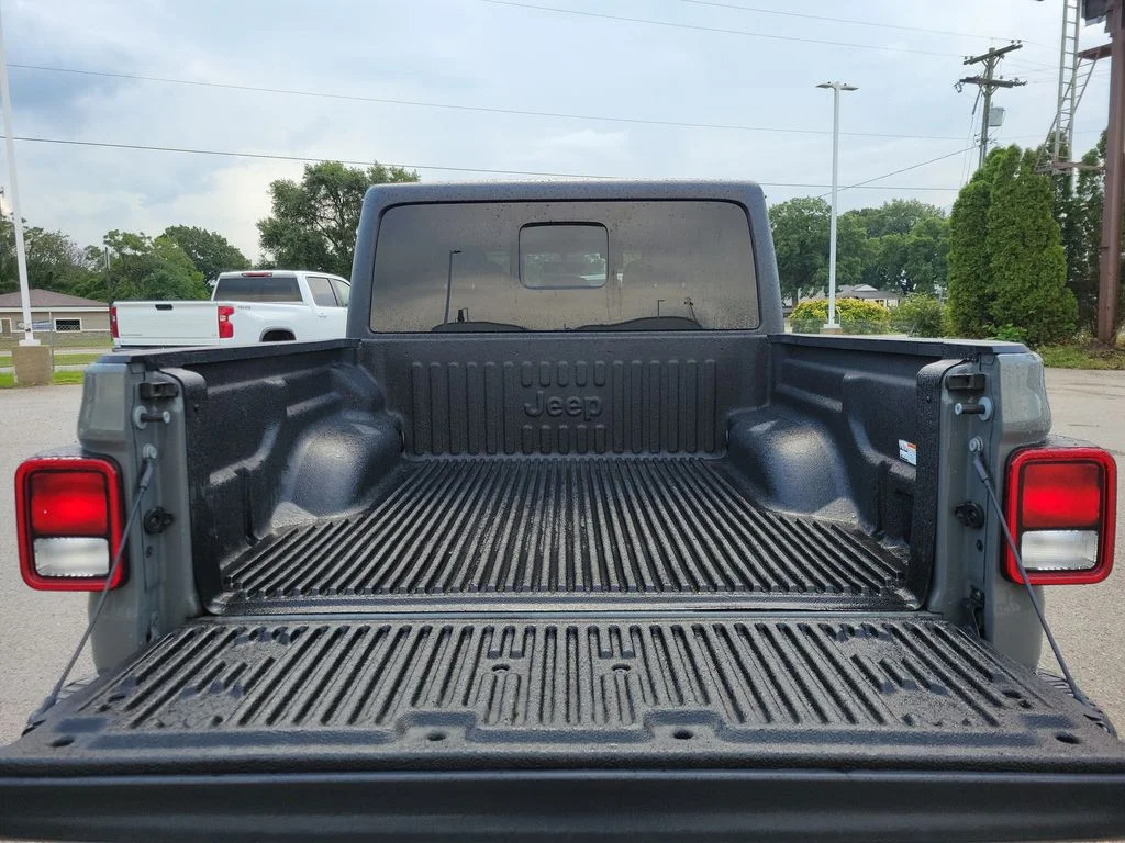 Used 2022 Gray Jeep Rubicon image 6