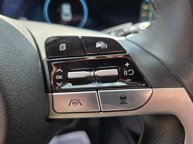 Used 2025 White Hyundai SEL Convenience image 31