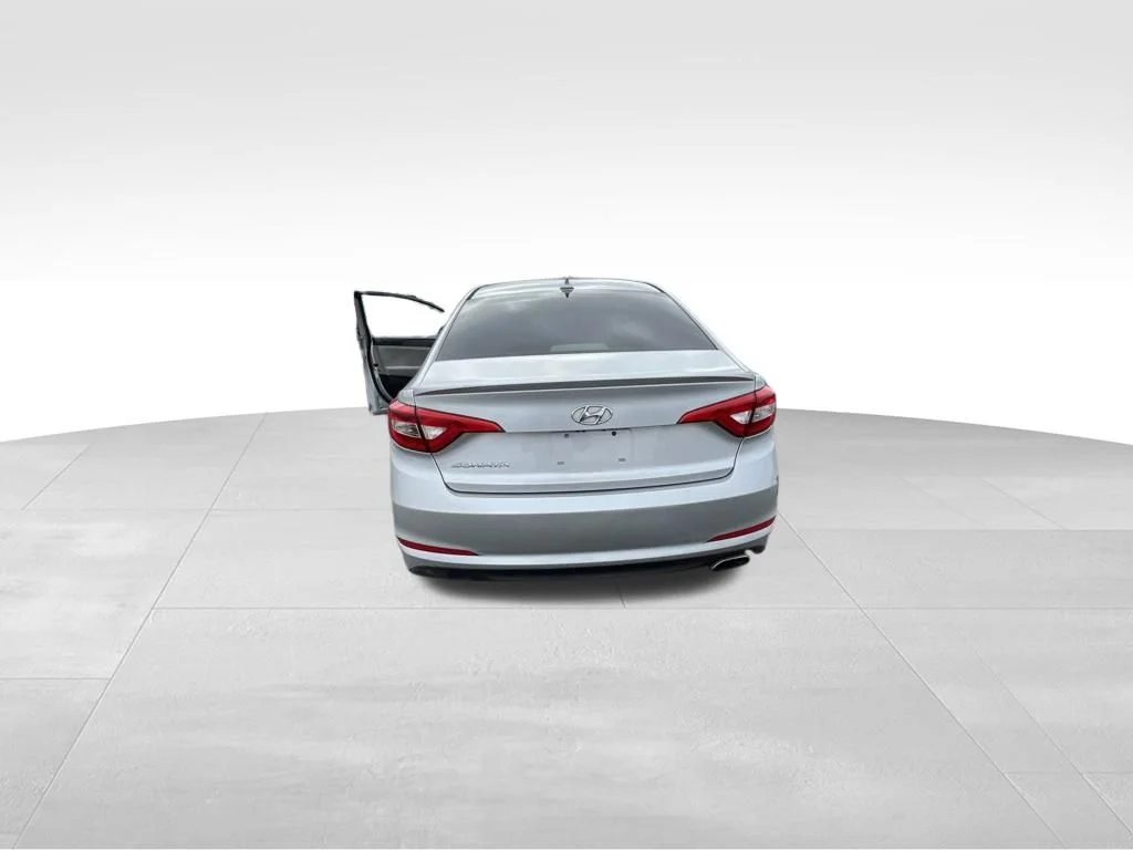 Used 2016 Silver Hyundai SE image 21