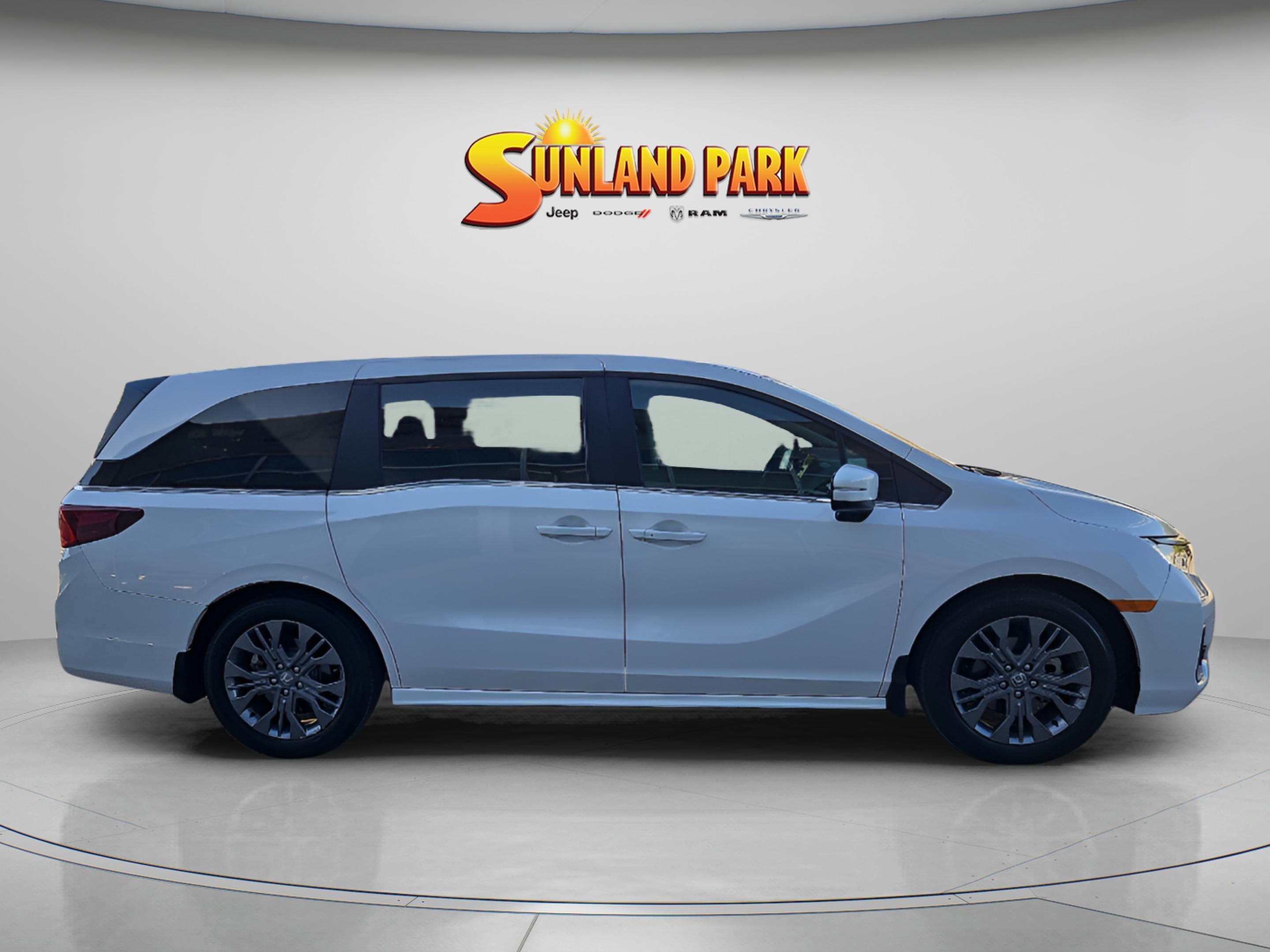 Used 2025 Platinum White Pearl Honda Touring image 6