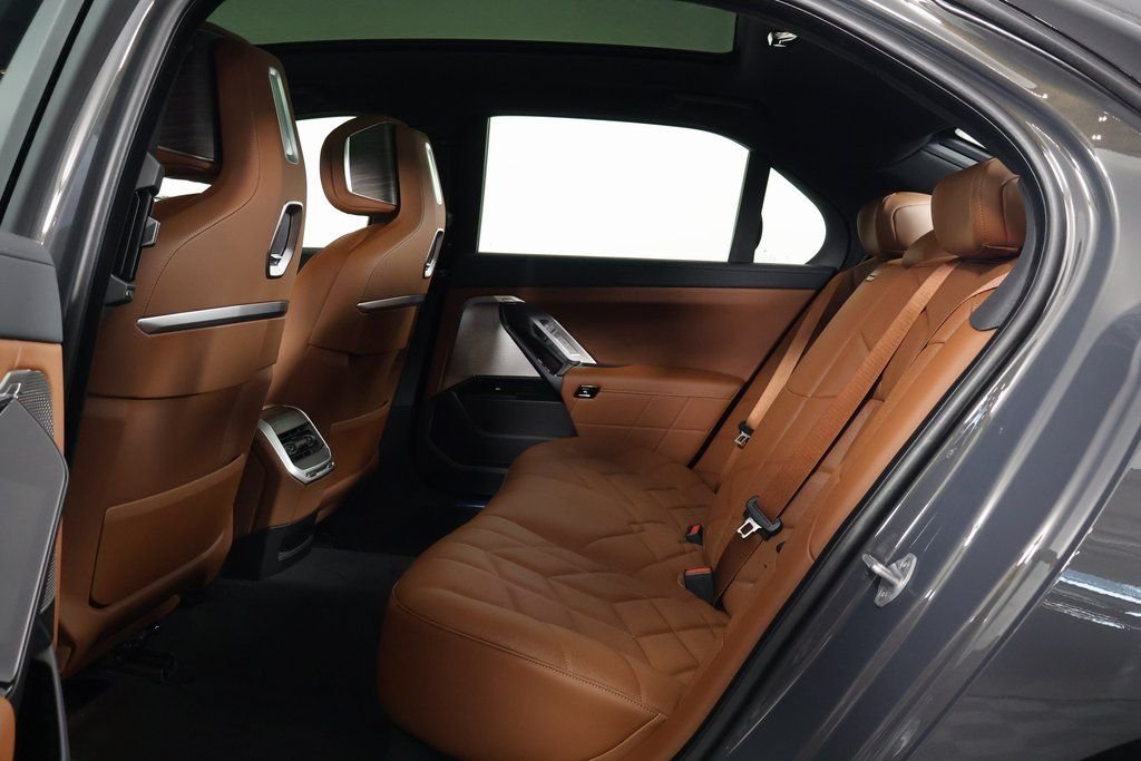 2026 BMW 7 Series 750e - Photo 6