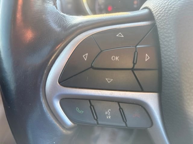 Used 2020 Silver Jeep Laredo E image 9