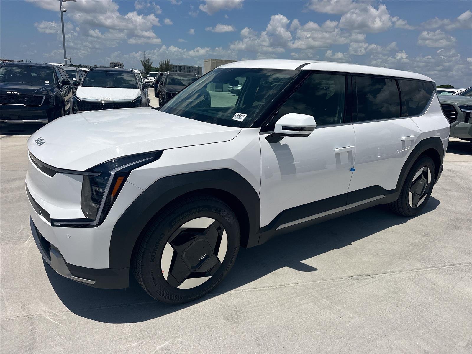 New 2026 Glacial White Pearl KIA LIGHT image 1