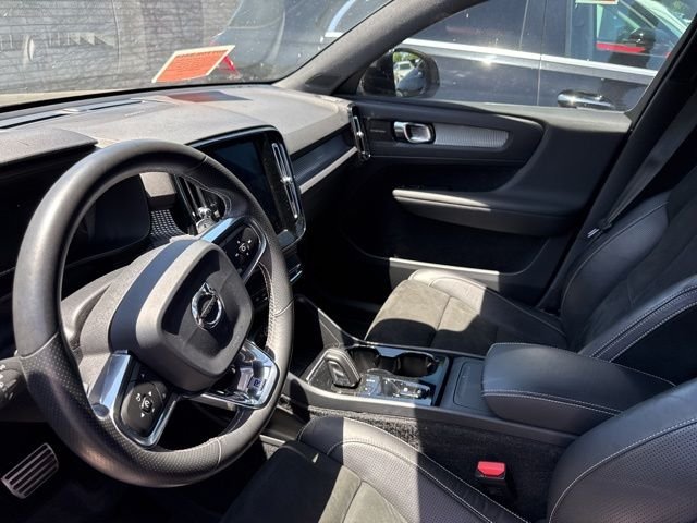 Used 2019 Black Volvo R-Design image 4
