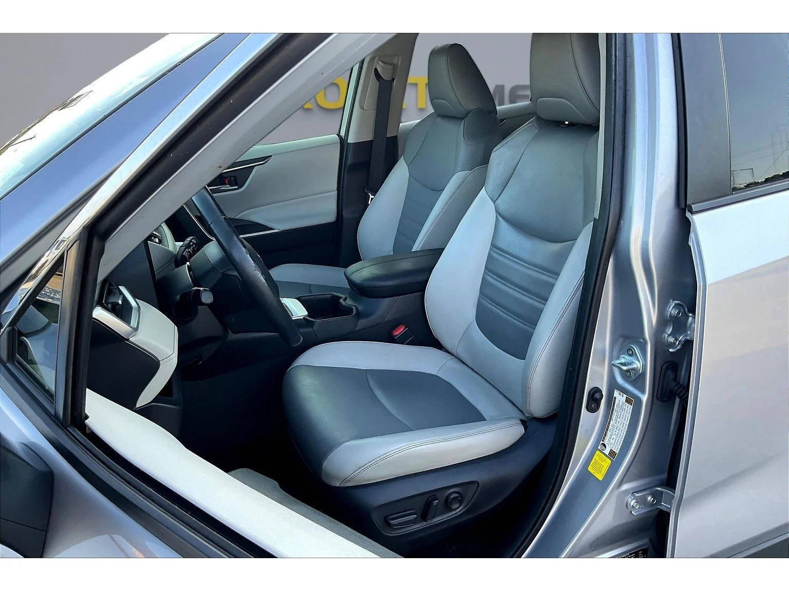Used 2023  Toyota XLE Premium image 17