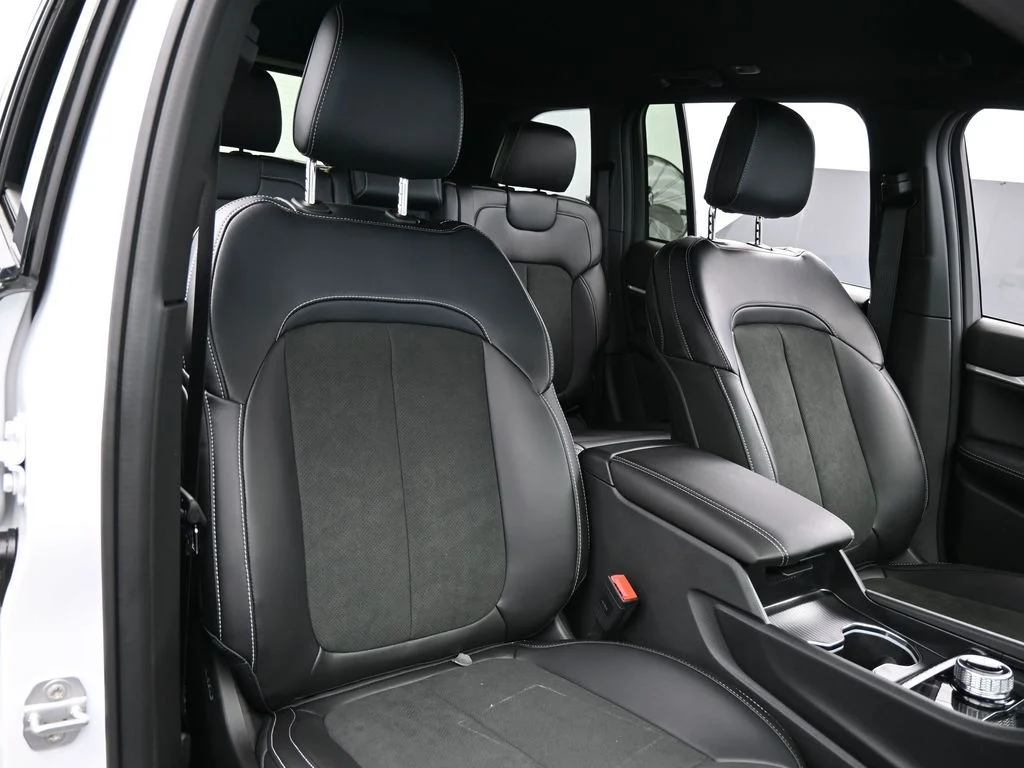 New 2026 Bright White Clear-Coat Exterior Paint Jeep Laredo image 41
