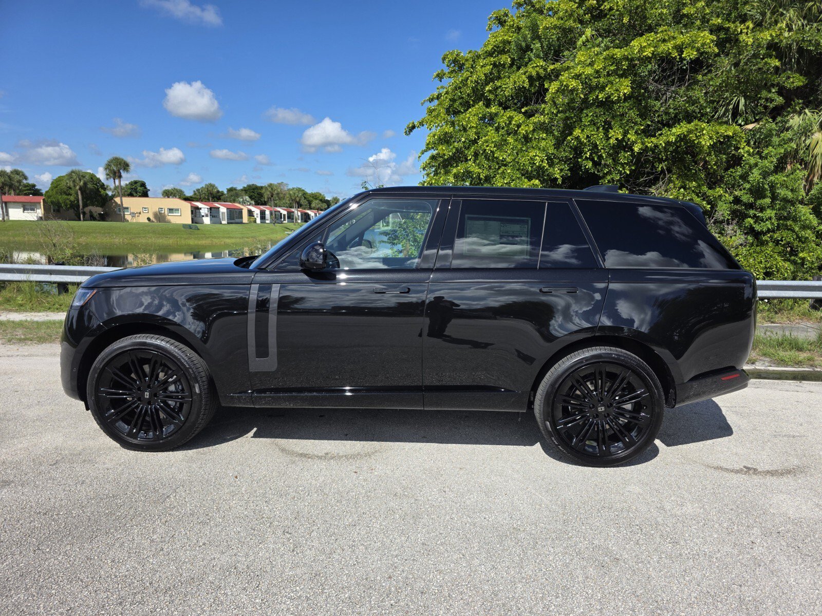 New 2027 Santorini Black Land Rover P400 SE image 7