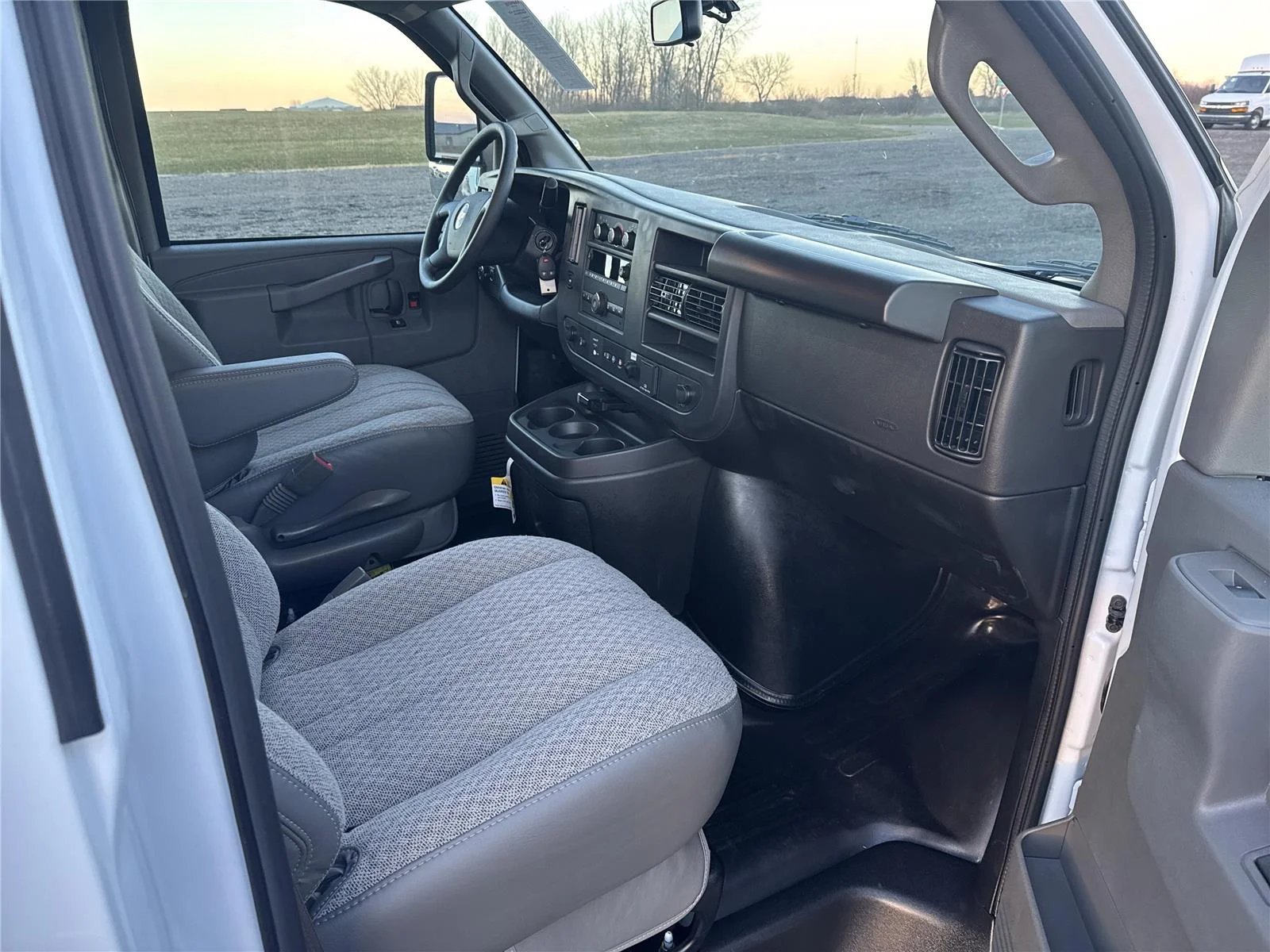 New 2025 Summit White Chevrolet 1WT image 13