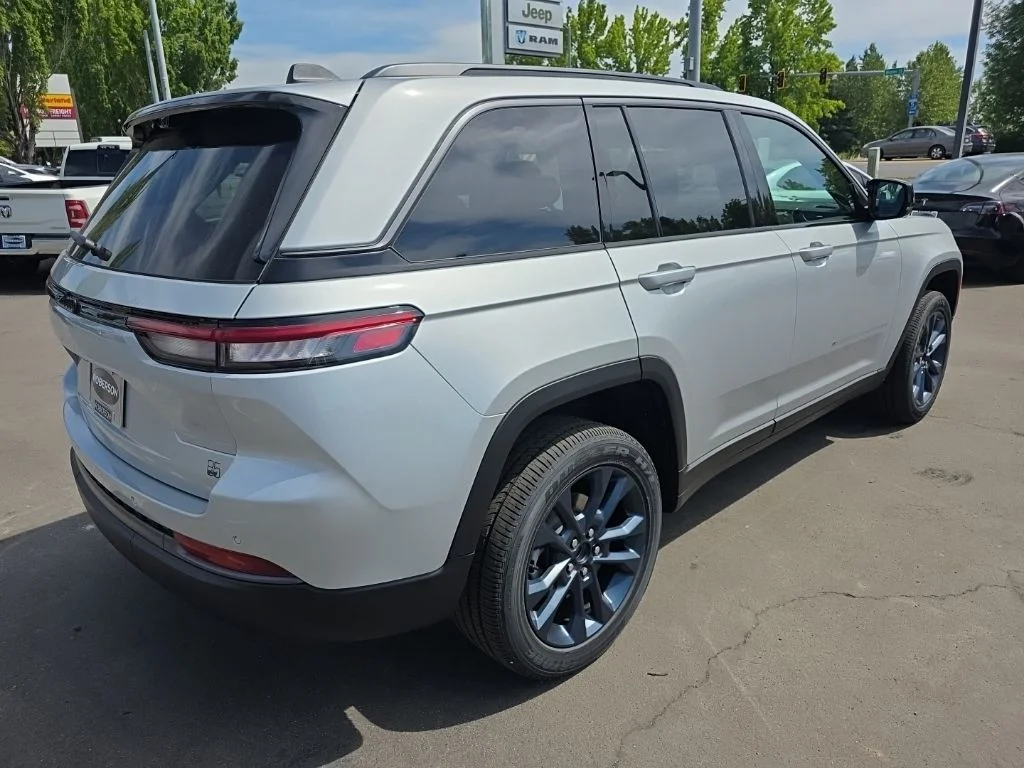 New 2026 Silver Zynith Exterior Paint Jeep  image 5