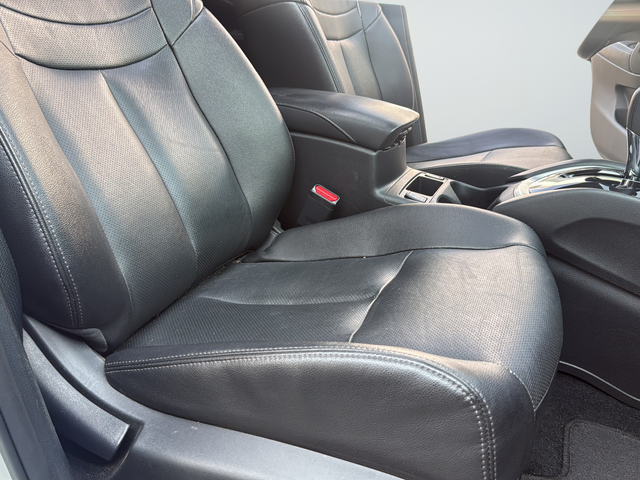 Used 2016 White Nissan SL image 18