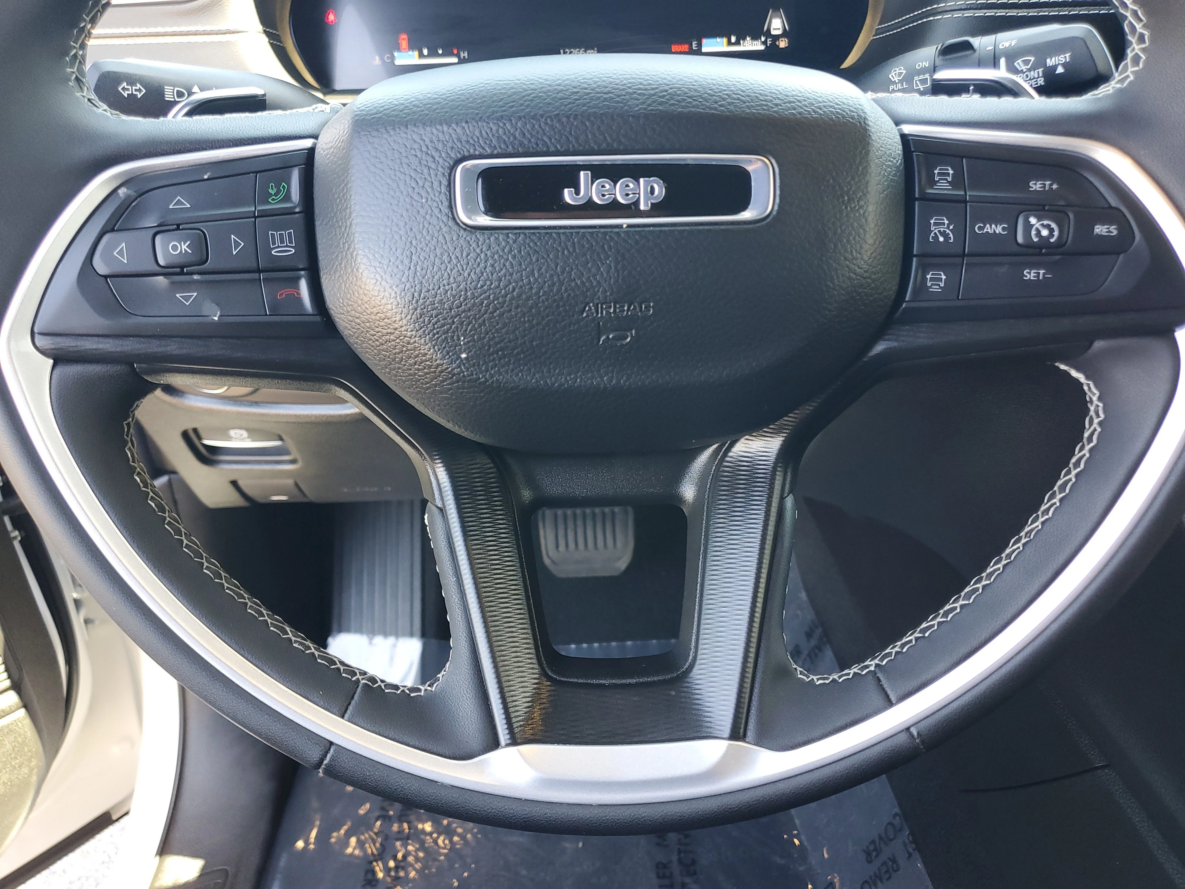 Used 2025 White Jeep Laredo X image 25