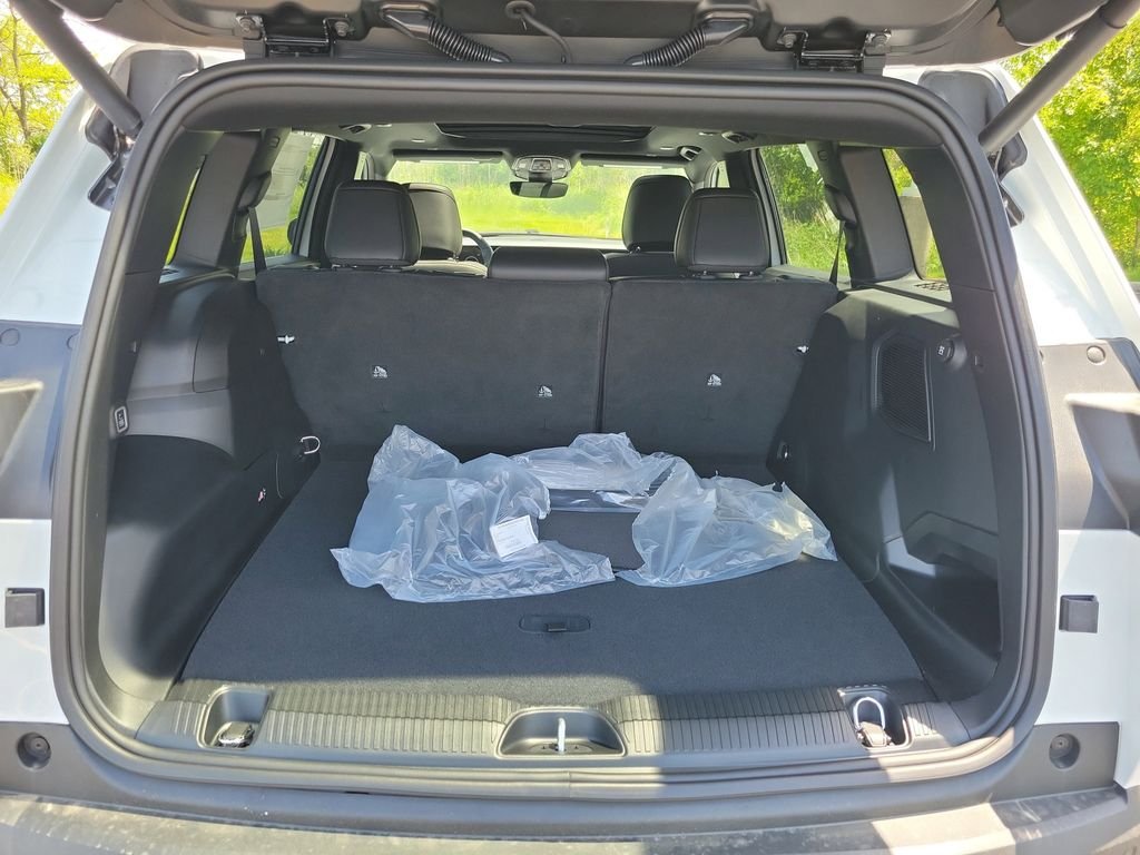 New 2026 Bright White Clear-Coat Exterior Paint Jeep Overland image 9