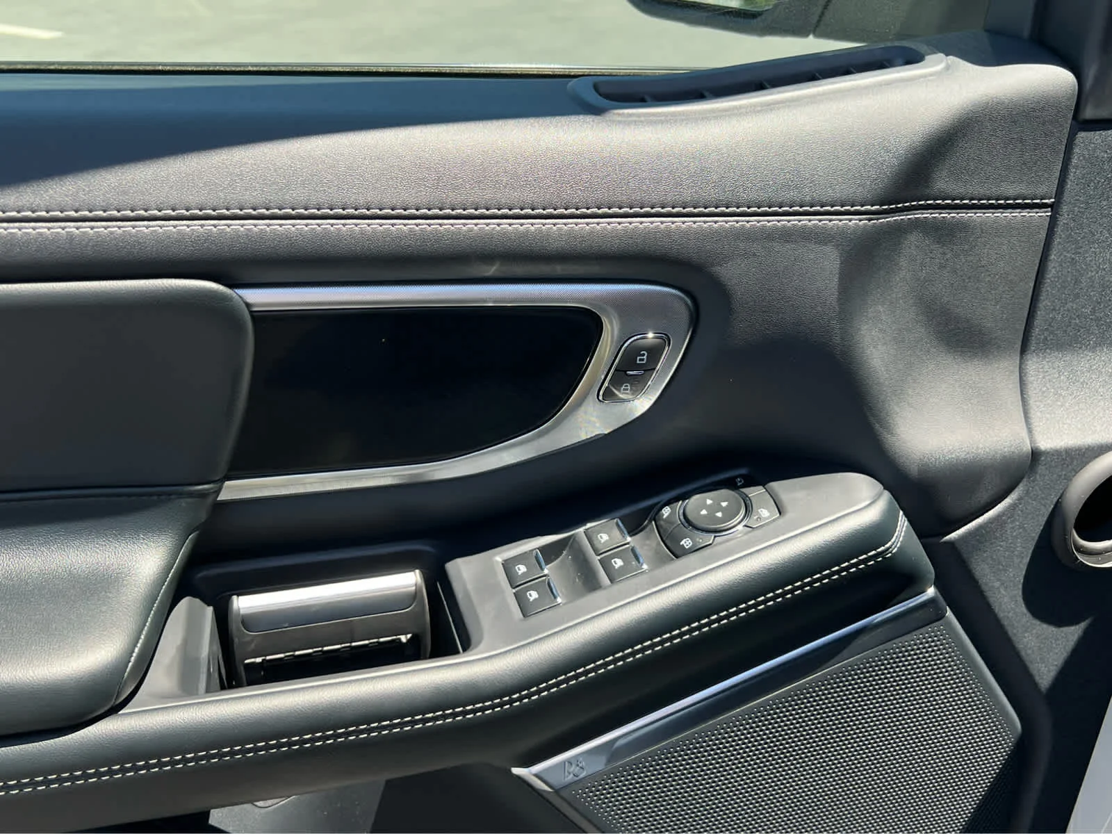New 2026 Star White Metallic Tri-Coat Ford Platinum® image 32
