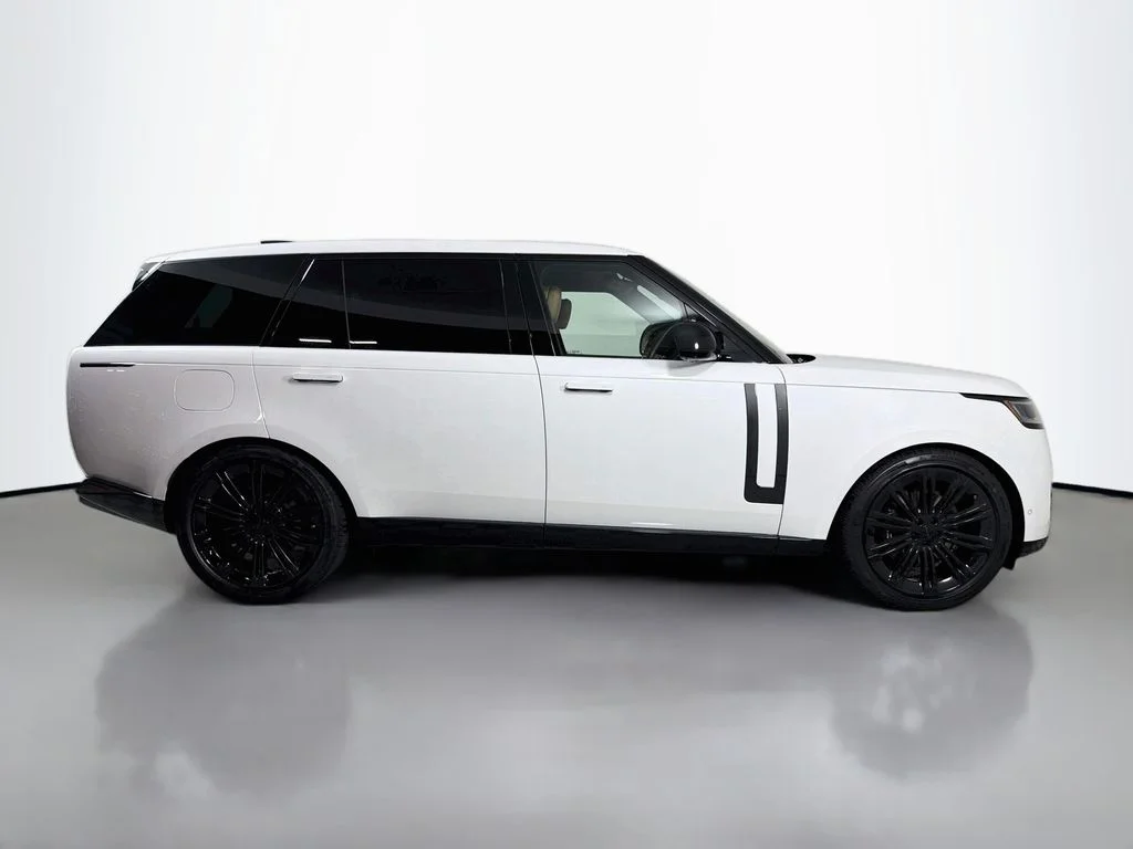 New 2026 Ostuni Pearl White Land Rover SE LWB 7-Seats / V8 image 4