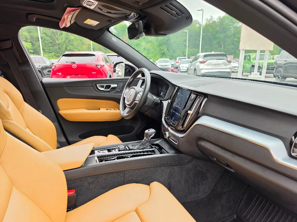 Used 2019 Onyx Black Metallic Volvo T6 Momentum image 27