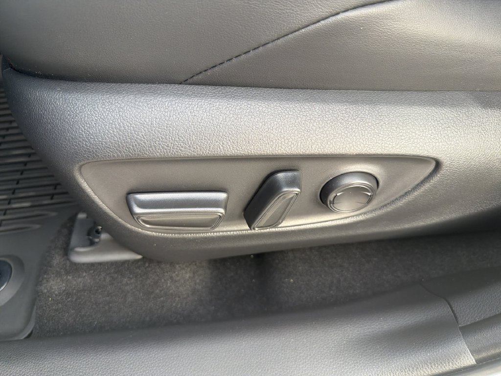 2025 Toyota RAV4 XSE - Photo 27