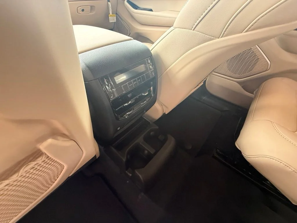 New 2026 Bright White Clear-Coat Exterior Paint Jeep Limited image 29