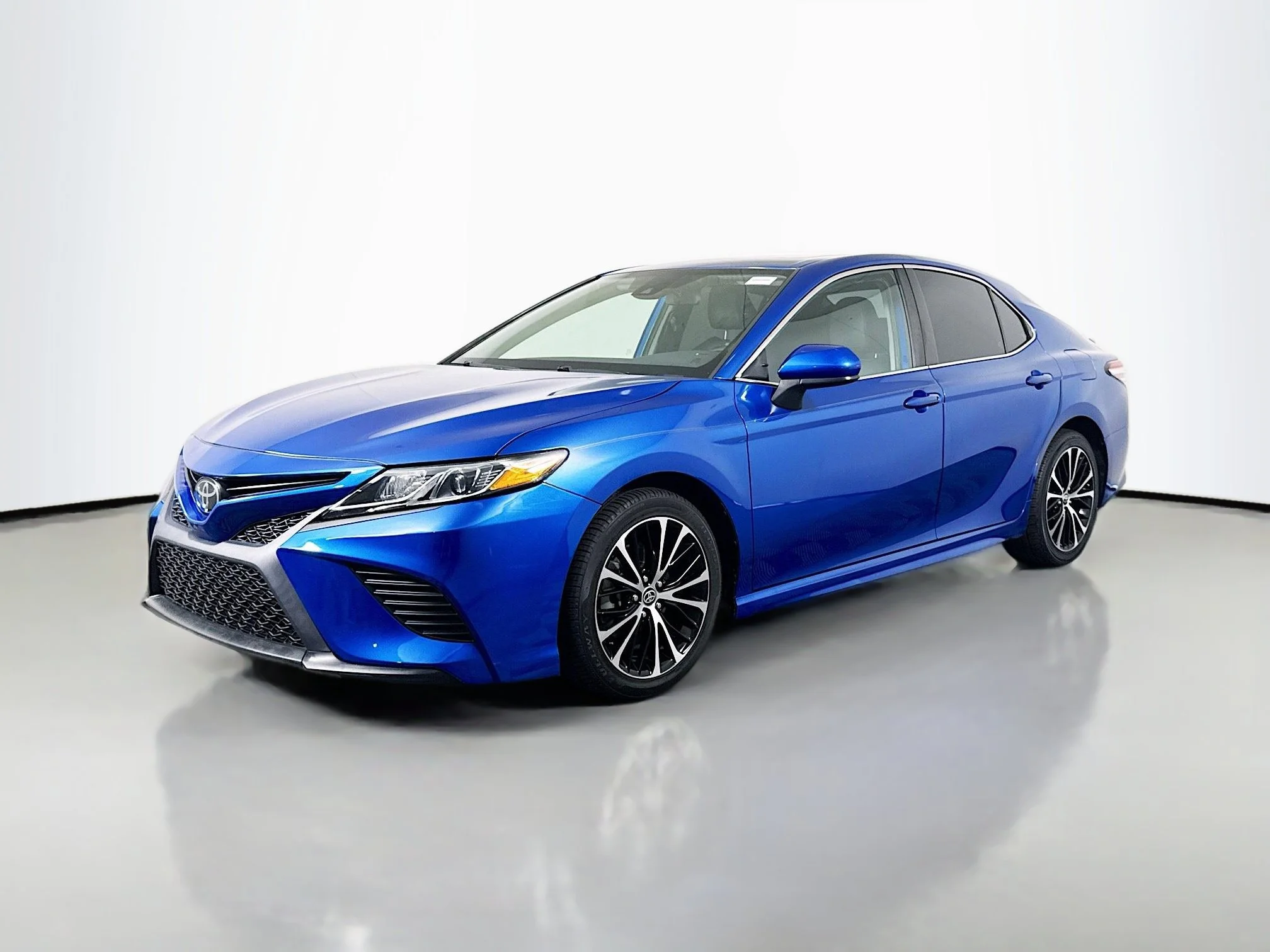 Used 2020 Blue Streak Metallic Toyota SE image 3