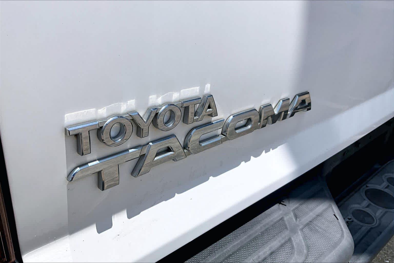 Used 2013 Super White Toyota  image 27