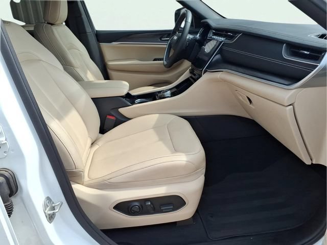 Used 2023  Jeep Limited image 21