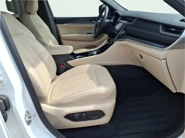 Used 2023  Jeep Limited image 21
