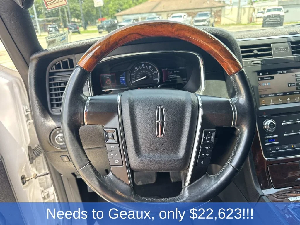 Used 2017 White Lincoln Select image 47
