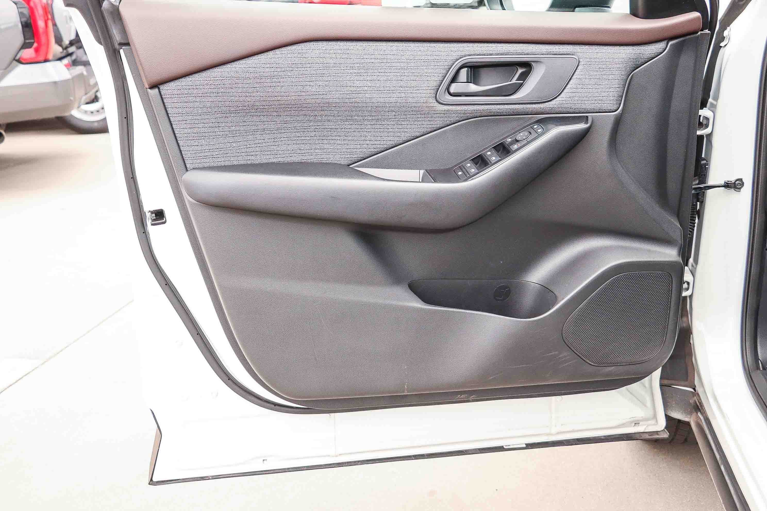 Used 2023 Glacier White Nissan S image 20