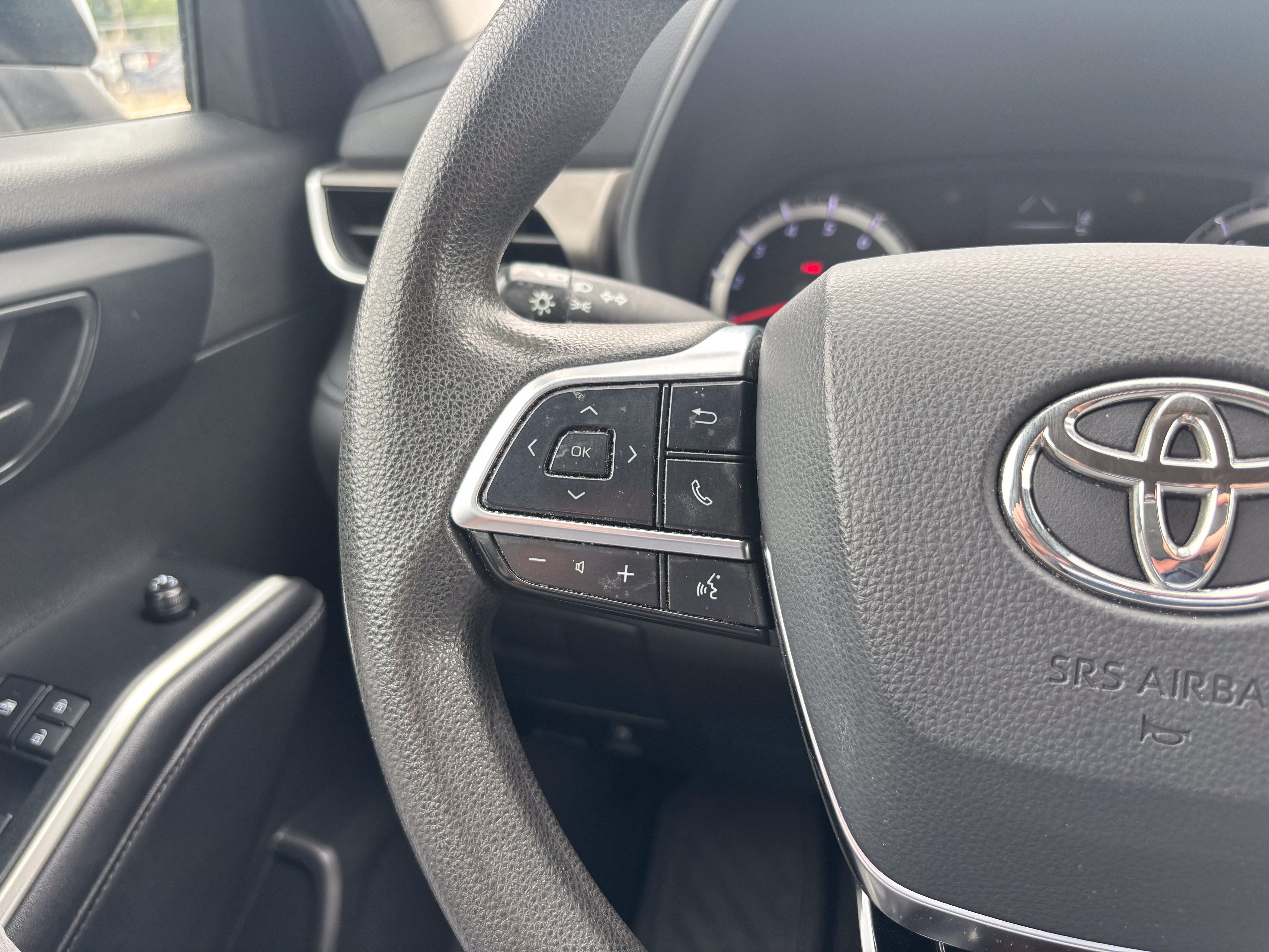 Used 2020 Magnetic Gray Metallic Toyota L image 17