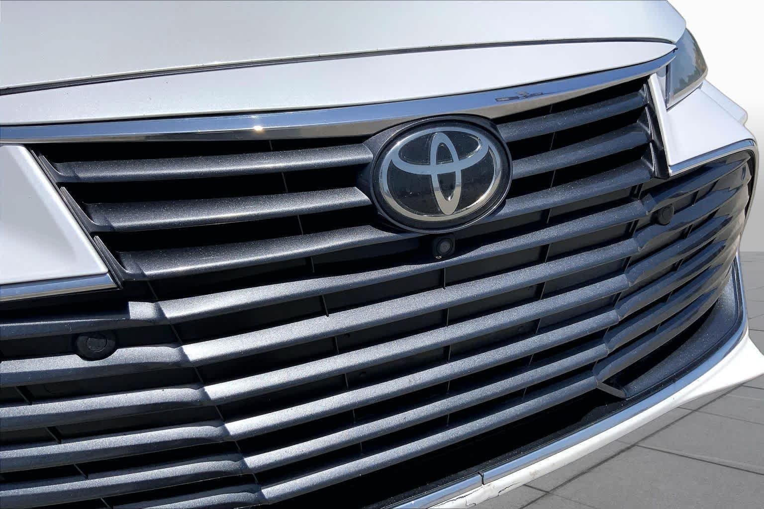 Used 2022 Wind Chill Pearl Toyota Limited image 29