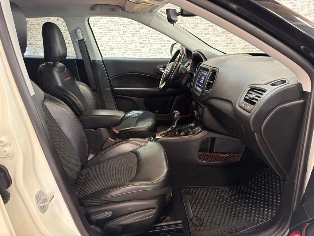 Used 2019 White Clearcoat Jeep Trailhawk image 11