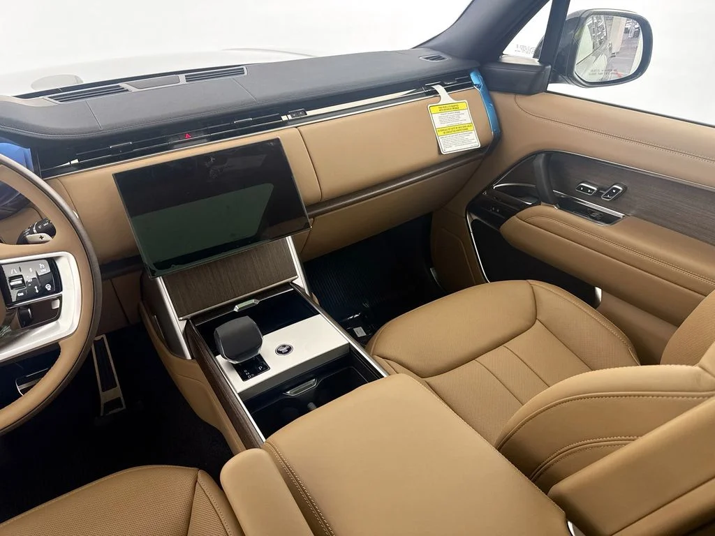 New 2026 Eiger Grey Land Rover SE image 24