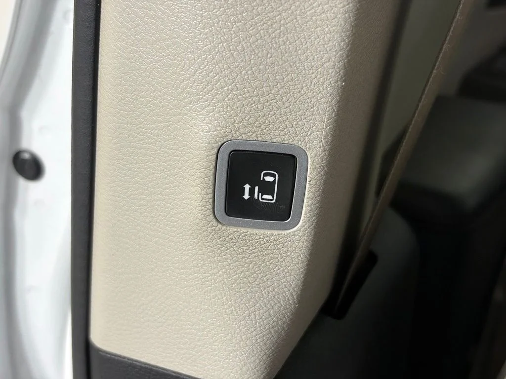 Used 2017 White Chrysler Limited image 33