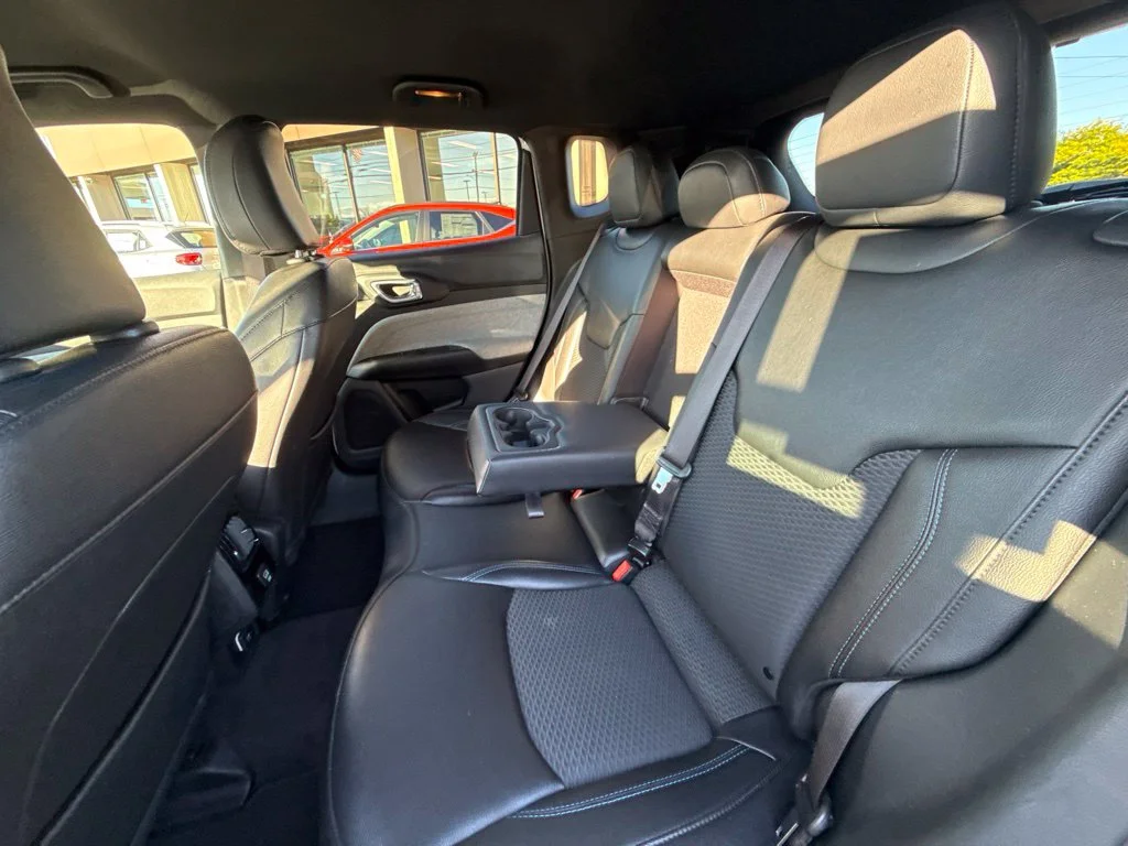 Used 2024 White Jeep Latitude image 29