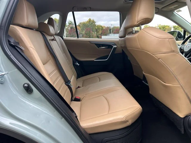 Used 2021  Toyota XLE Premium image 33