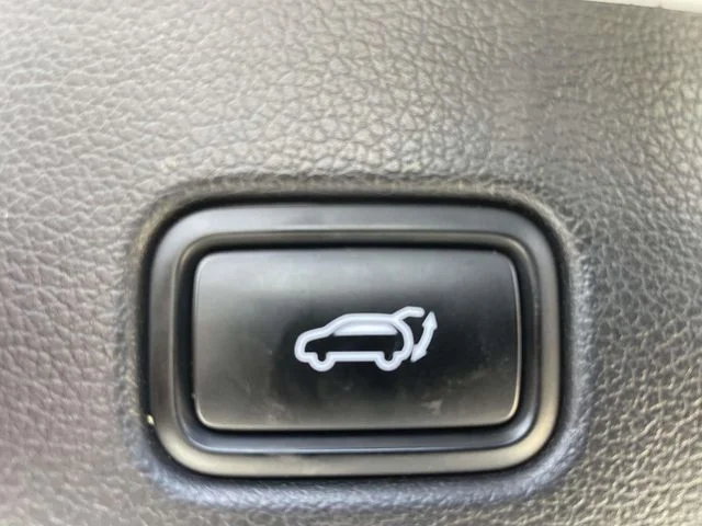 Used 2023 White Hyundai SEL image 9