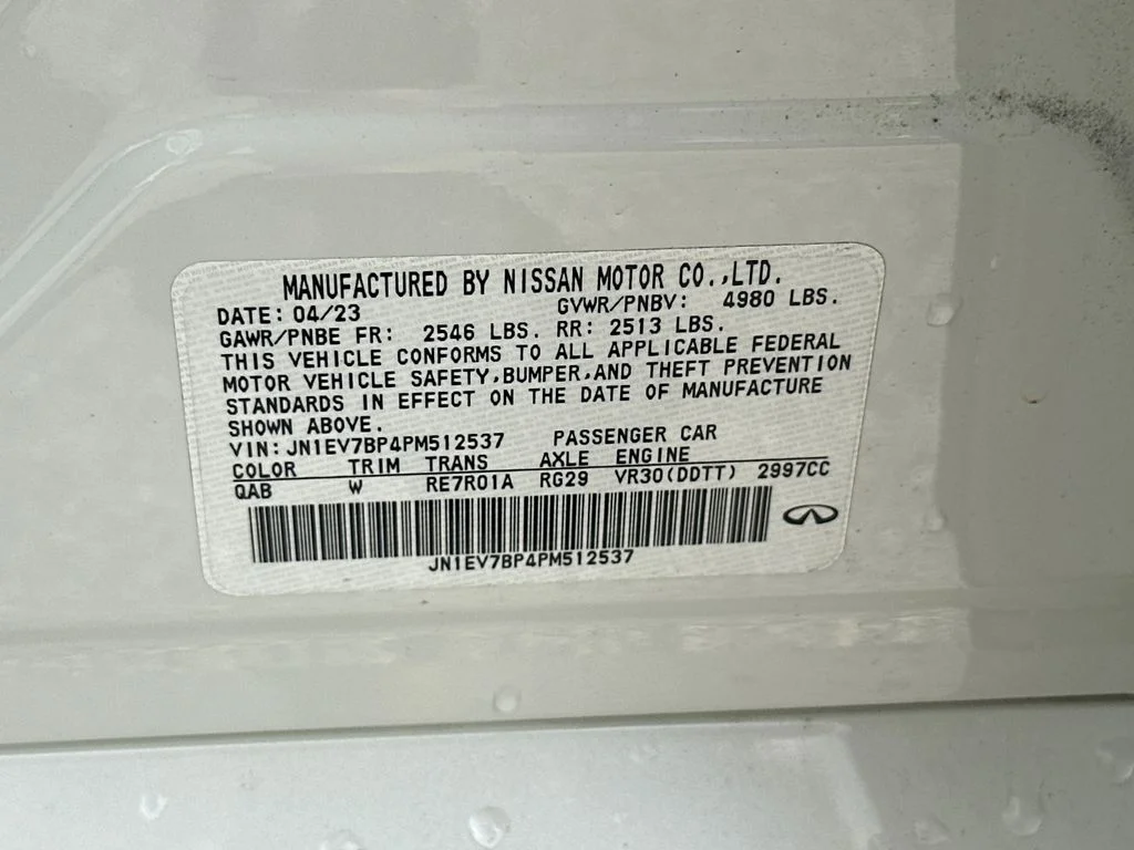 Used 2023 White INFINITI LUXE image 32