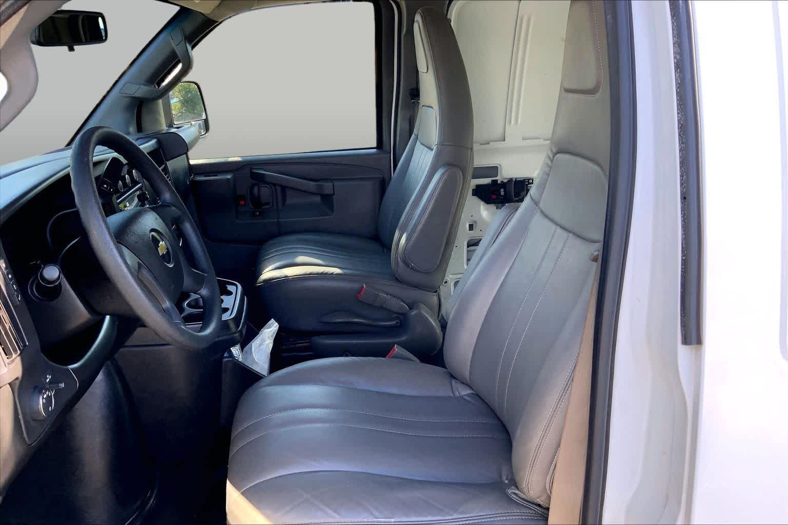 Used 2019 Summit White Chevrolet  image 8