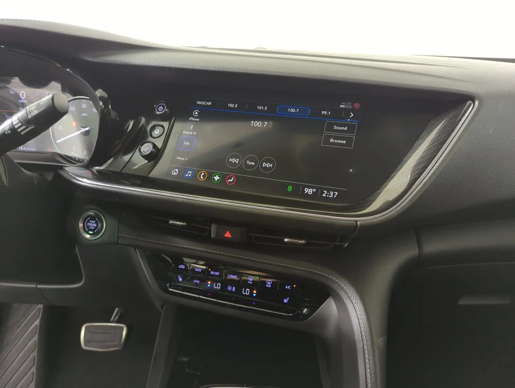 Used 2023 Summit White Buick Essence image 13