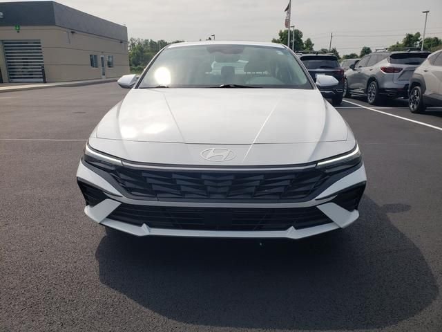 Used 2025 White Hyundai SEL Convenience image 2